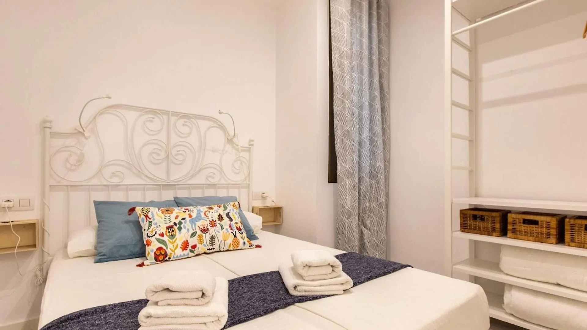 Pere Serafi 2 bedroom apartment Barcelona Spanien